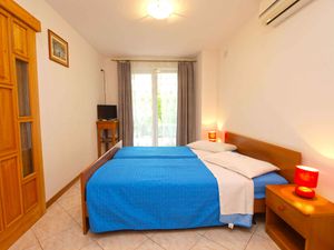 23777892-Ferienwohnung-4-Rovinj-300x225-5