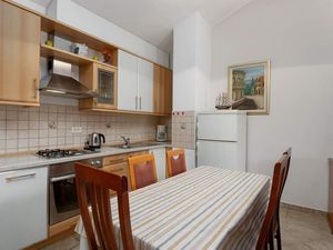 23950811-Ferienwohnung-4-Rovinj-300x225-3