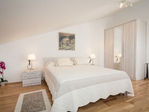 19285253-Ferienwohnung-0-Rovinj-300x225-3