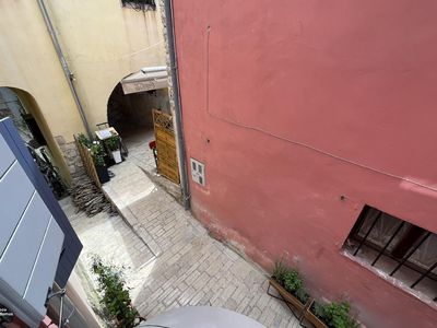 Fensterblick auf San Tommaso und ruhige Gasse