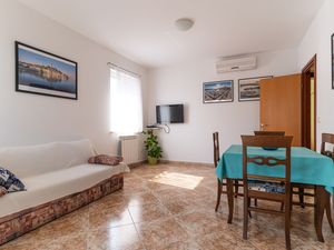 23945792-Ferienwohnung-4-Rovinj-300x225-5