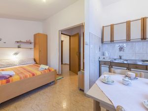 23748895-Ferienwohnung-4-Rovinj-300x225-3