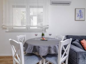 24001867-Ferienwohnung-3-Rovinj-300x225-4