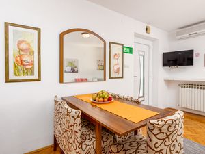 19126940-Ferienwohnung-6-Rovinj-300x225-3