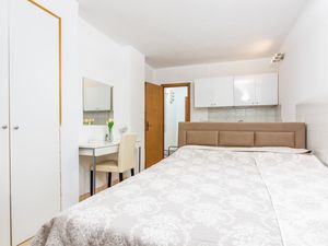 22095179-Ferienwohnung-2-Rovinj-300x225-5