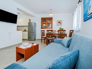 22330621-Ferienwohnung-5-Rovinj-300x225-1