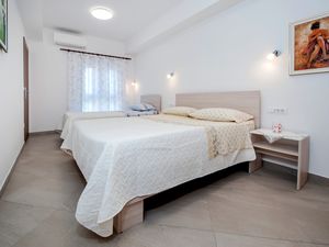 22330621-Ferienwohnung-5-Rovinj-300x225-3