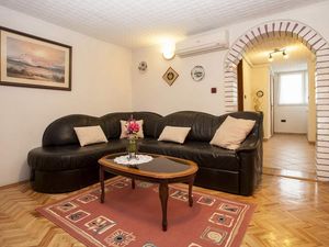 23644693-Ferienwohnung-4-Rovinj-300x225-1