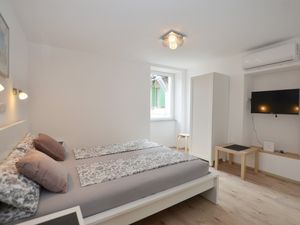 23663476-Ferienwohnung-2-Rovinj-300x225-3