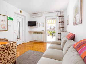 23926660-Ferienwohnung-6-Rovinj-300x225-1