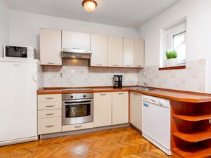 23926660-Ferienwohnung-6-Rovinj-300x225-5