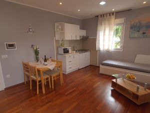 23932518-Ferienwohnung-4-Rovinj-300x225-4