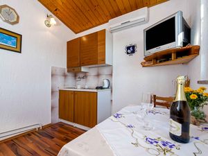 23957900-Ferienwohnung-2-Rovinj-300x225-5