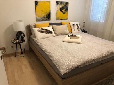 Schlafzimmer mit 180x200 Bett