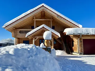 Haus_Winter_Vorderansicht_Blockhaus_Ferienwohnung_