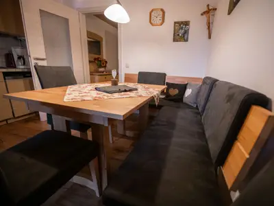 Eckbank mit Blick zum Flur