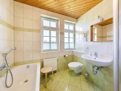 Fewo 13: Bad mit Dusche, Badewanne und WC