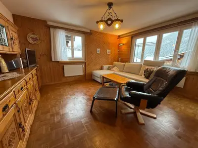 Wohnzimmer mit Caouch (ausziehbar) und Zugang Balkon