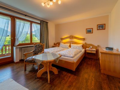 Schlafzimmer mit Zugang zum Balkon