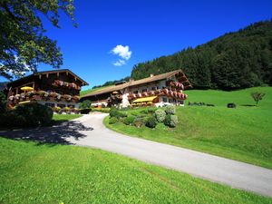 Hofansicht Obersteinberg-Hof Ruhpolding im Frühjahr/Sommer