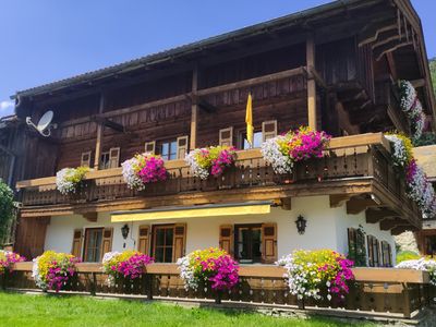 Zuhaus mit Ferienwohnung Adlernest Obersteinberg-Hof Ruhpolding Blütenpracht