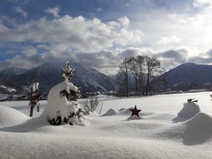 Traum-Winterlandschaft mit viel Schnee und Panorama-Blick