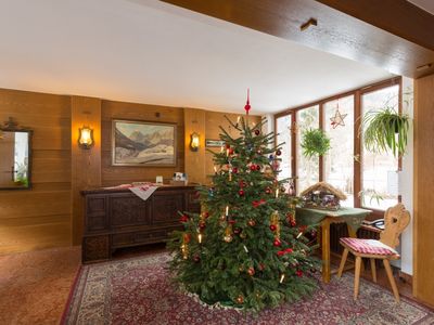 Festlich geschmückter Weihnachtsbaum im Eingangsbereich