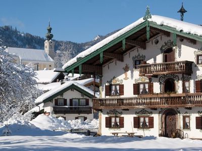 Unser Bauernhaus in verschneiter Winterlandschaft