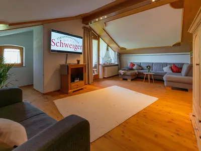 das große Wohnzimmer mit Balkon