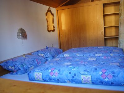 Schlafzimmer mit großem Kleiderschrank