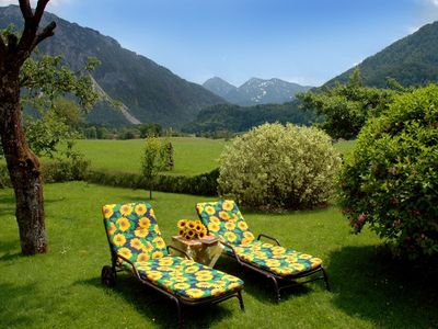 gepflegter Garten mit Liegewiese