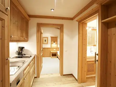 Blick zur Küche und Hauptschlafzimmer mit Bad