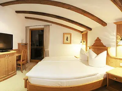 zweites Schlafzimmer mit eigenem Bad und Zugang zum Balkon