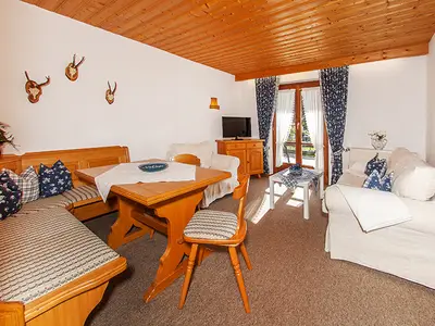 Wohnzimmer mit Zugang zur Südterrasse