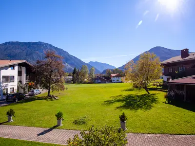 Blick von der Südterrasse zur Liegewiese