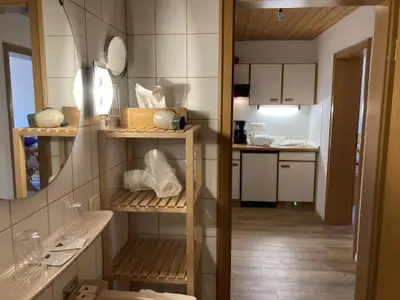 Blick vom Badezimmer zur Küchenzeile