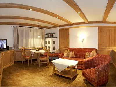 der Wohnraum mit Kachelofen