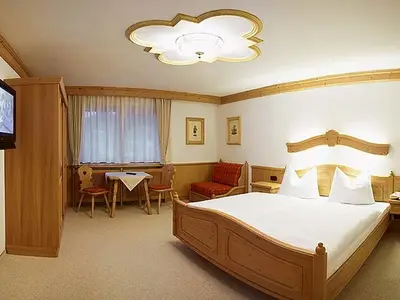 das geräumige Schlafzimmer