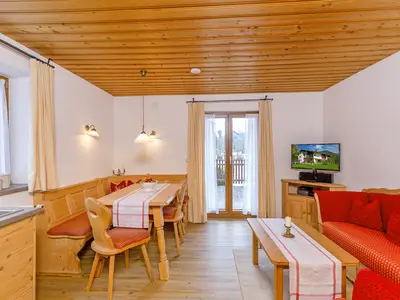 Wohnzimmer mit Zugang zur Südterrasse