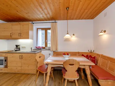 Küchenzeile und Eckbank im Wohnzimmer