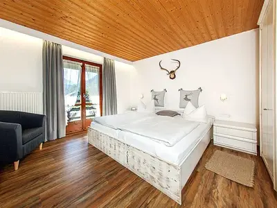 Schlafzimmer mit Zugang zum Südbalkon