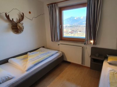 Schlafzimmer mit Blick auf die Chiemgauer Berge