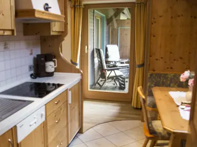 Küche mit Zugang zum Balkon