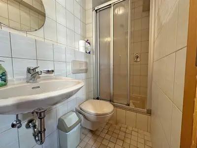 Badezimmer, Dusche/WC/Waschbecken/Haarfön