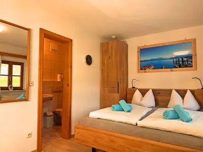 Schlafbereich nebenan das Badezimmer