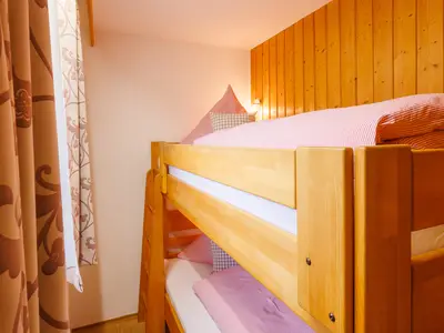 Kleines Schlafzimmer mit Etagenbett