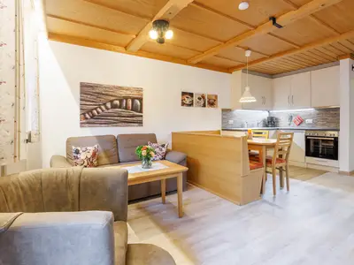 Wohnbereich mit Sitzecke und Küchenzeile