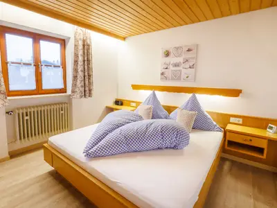 Schlafzimmer mit Doppelbett