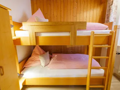 Kleines Schlafzimmer mit Etagenbett