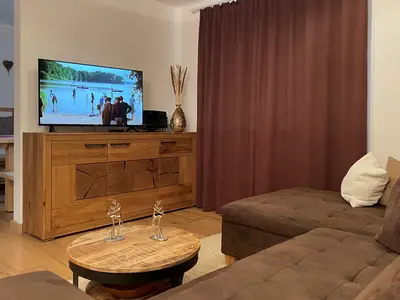 Wohnbereich mit Durchgang zum Essbereich